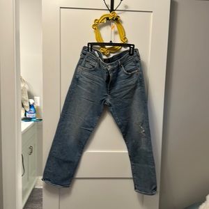 Citizen of humanity Emerson slim boyfriend light wash. Distressed on one leg